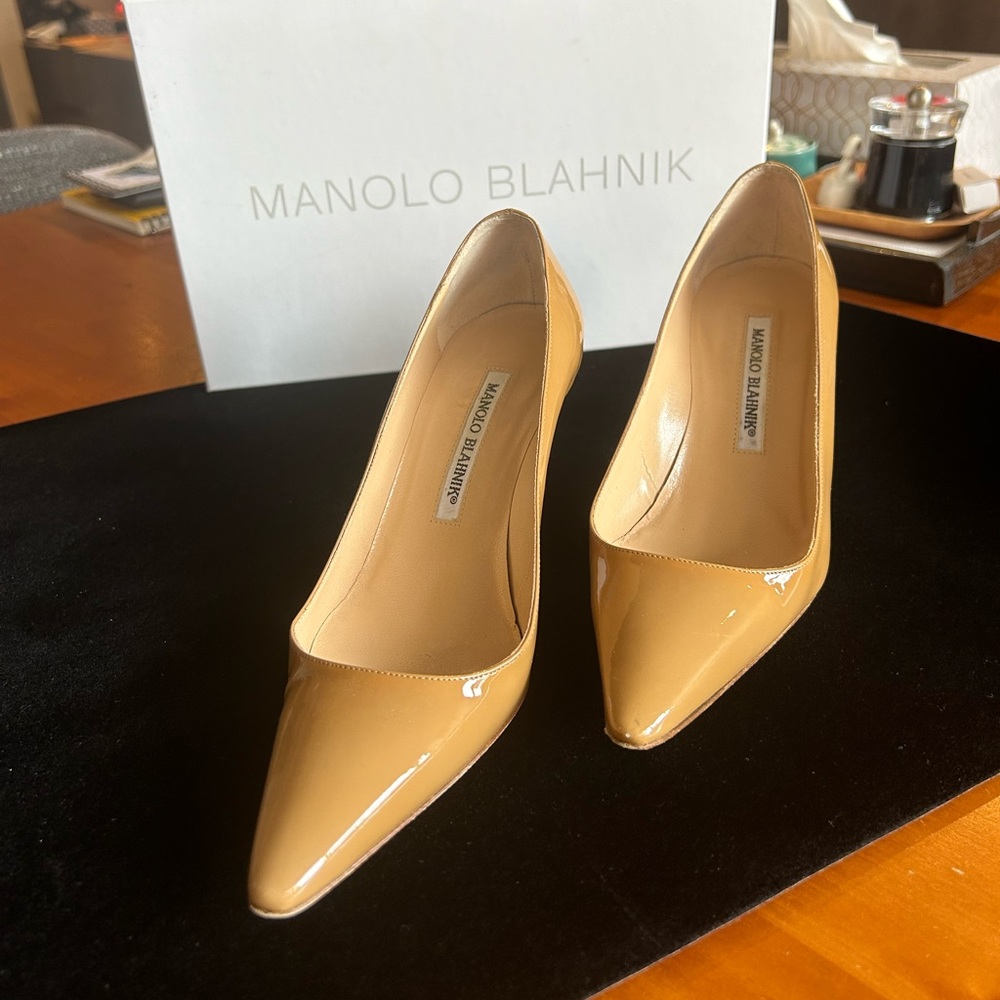 Manolo Blahnik Glossy Beige Patent Leather Pointed-Toe Pumps